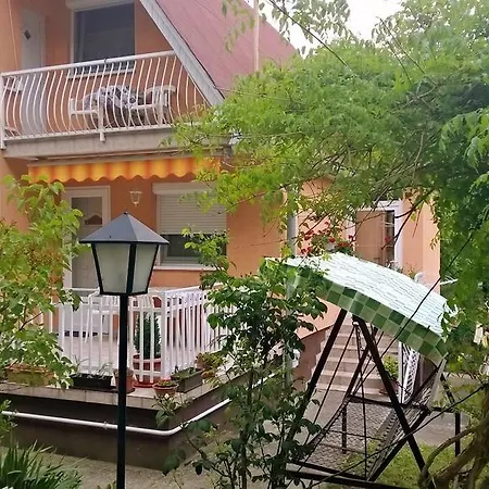 Dora Apartmanhaz *